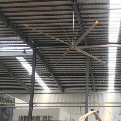Ein guter Preis. 380V/220V 1,5KW HVLS-Industriedeckenventilator für energiesparende Kühlung in Lagern Online