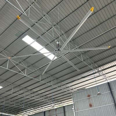 20ft Industrie-HVLS-Deckenventilator Sliver Grau kundenspezifische Unterstützung ODM für Kühenviehfarmen Wartungsfreie Lösung